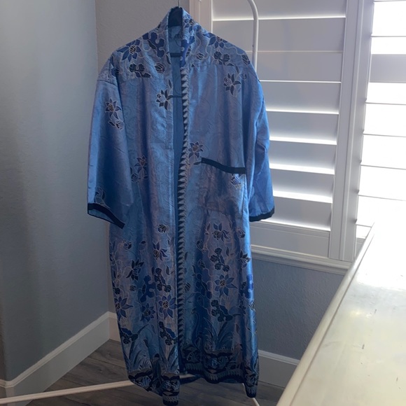 Beautiful Robe - Picture 1 of 2